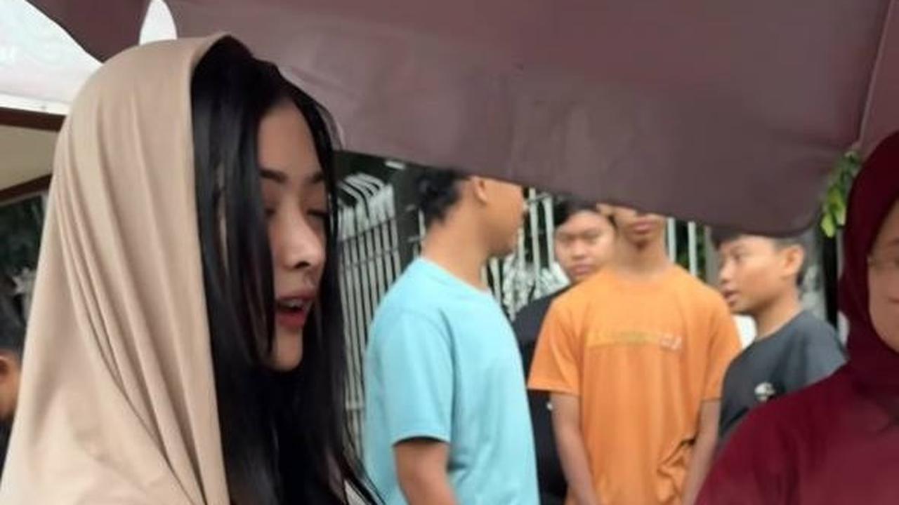 Potret Dara Sarasvati Berburu Takjil, Tiba-tiba Dipantunin Kang Parkir Berujung Beri Uang Rp100 Ribu