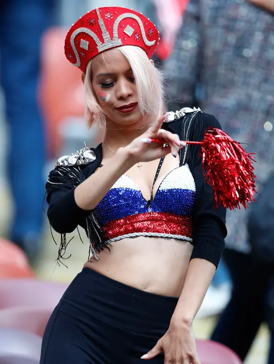 Suporter wanita bergoyang sebelum pertandingan grup A Piala Dunia 2018 antara Rusia dan Arab Saudi di stadion Luzhniki di Moskow, (14/6). Dalam pertandingan ini, Rusia menang 5-0 atas Arab Saudi. (AP Photo/ Hassan Ammar)