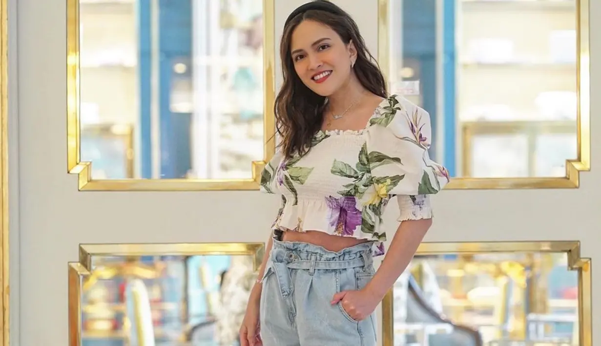 Bintang film Eiffel I'm in Love ini dikenal sebagai seleb yang punya penampilan menarik. Di kesehariannya, Shandy Aulia selalu tampil stylish. Kali ini memilih gaya kasual dengan atasan crop top bermotif bunga yang dipadukan dengan celana jeans. (Liputan6.com/IG/@shandyaulia)