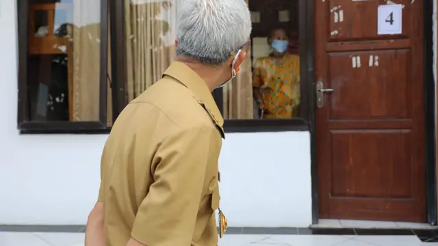 Gubernur Ganjar Pranowo melakukan pengecekan penanganan Covid-19 di RSUD Dr Loekmono Hadi, Kudus, Senin (31/5). (Foto: Liputan6.com/Felek Wahyu)