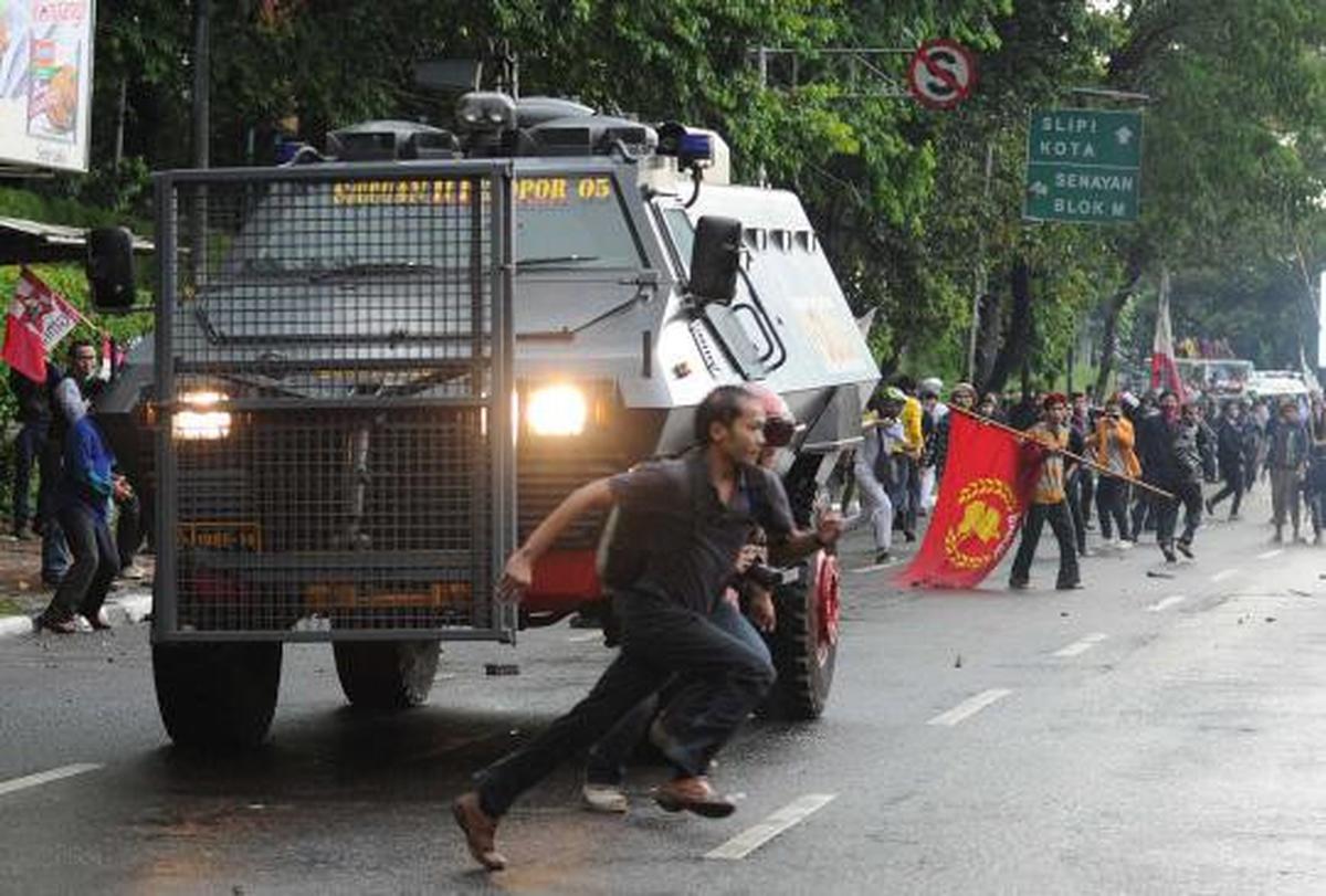 Bentrok demonstran vs polisi di DPR