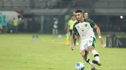 Pemain Persebaya Surabaya menggiring bola pada laga final Piala Presiden 2026 di Stadion Kapten I Wayan Dipta, Gianyar, Bali, Kamis (6/8/2026). Persebaya Surabaya keluar sebagai juara setelah mengalahkan Persib Bandung melalui adu penalti dengan skor 6-5 usai bermain imbang 1-1 hingga babak tambahan waktu. (KLY/Budy Santoso)