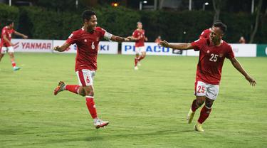 Dua pemain Timnas Indonesia, Evan Dimas (kiri) dan Irfan Jaya ketika melawan Kamboja di Piala AFF 2020.