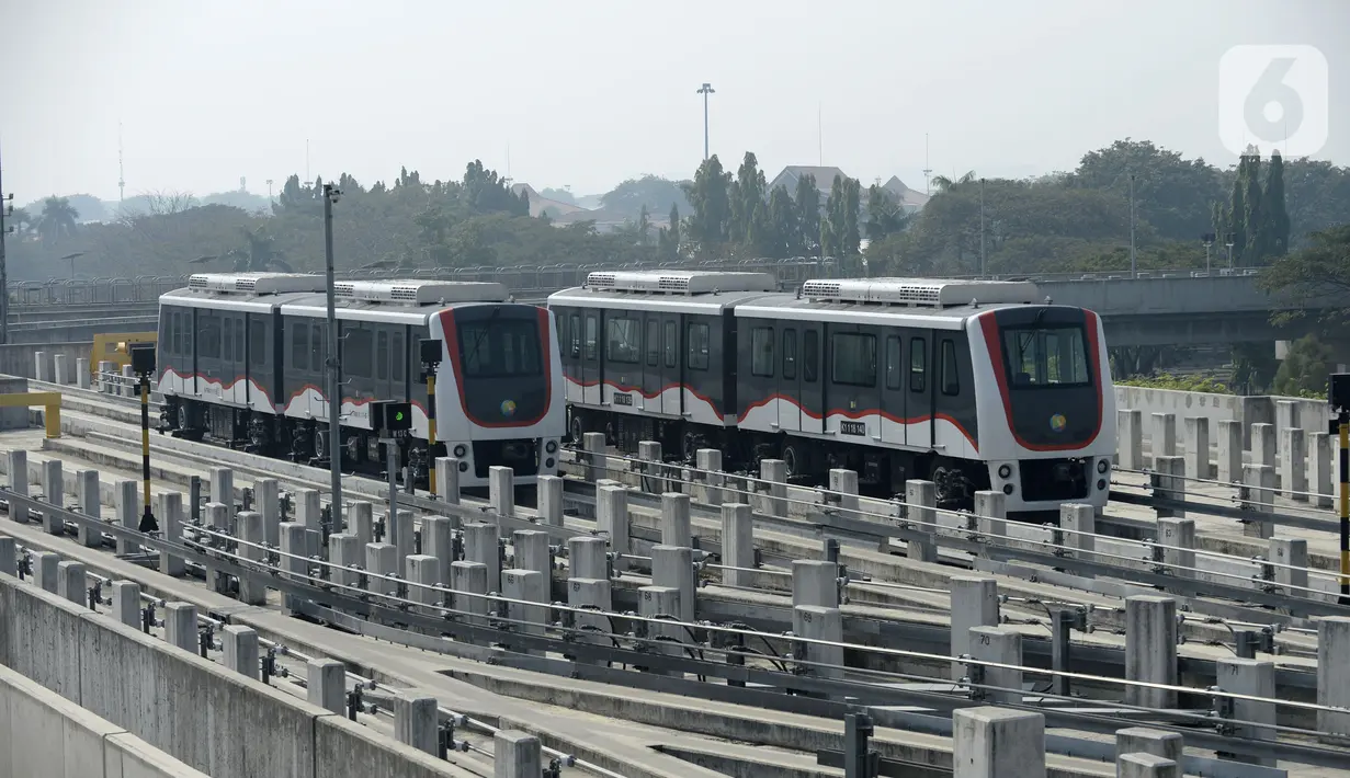 Kereta Melayang (Kalayang) atau Automatic People Mover System parkir di Depo Kalayang Bandara Internasional Soekarno Hatta, Tangerang, Banten, Rabu (19/8/2020). Hingga saat ini, PT Angkasa Pura II masih menghentikan layanan Kalayang untuk mengantisipasi penyebaran COVID-19. (merdeka.com/Dwi Narwoko)