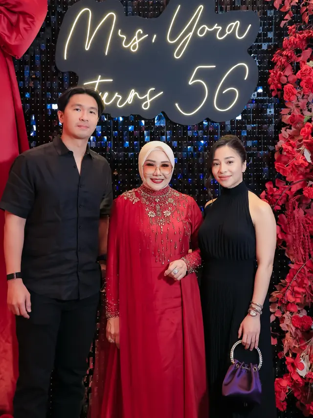 6 Potret Nikita Willy di Ultah Ibunda ke-56, Elegan dengan Gaun Hitam Halter Neck