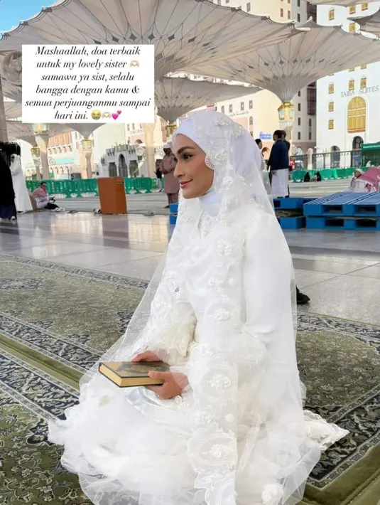 Sementara Putri Zulhas anggun dalam balutan gaun putih berhijab dengan hiasan renda. Senyum keduanya terpancar hangat, ditambah buket bunga putih yang digenggam Putri, menambah nuansa romantis di depan latar megah Masjid Nabawi. (Liputan6.com/IG/@putri_zulhas)