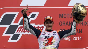 Pembalap Honda MotoGP, Marc Marquez mengangkat tangan usai memastikan gelar juara dunia MotoGP 2014 di Motegi, Jepang, (12/10/2014), (REUTERS/Toru Hanai)