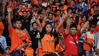 Jak Angel (julukan suporter wanita Persija Jakarta) ikut menyaksikan laga panas tim Ibukota melawan Persib Bandung di Stadion GBK, (10/8/2014). (Liputan6.com/Helmi Fithriansyah)