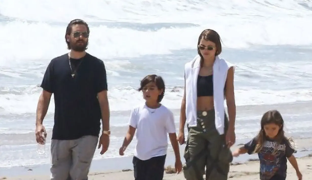 Sembari merayakan ulang tahun Scott, mereka tertangkap tengah bermain di pantai di St. Barts. (Frostsnow)