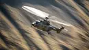 Helikopter Super Puma Cougar terbang melintasi Brienz selama demonstrasi penerbangan Angkatan Udara Swiss di Axalp, 10 Oktober 2018. (Photo by Fabrice COFFRINI / AFP)