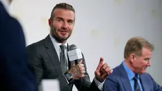Mantan pemain sepak bola Inggris David Beckham (tengah) didampingi Presiden Las Vegas, Sands Robert Goldstein (kanan) memberi keterangan saat konferensi pers di Tokyo, Jepang (4/10). (AP Photo/Shizuo Kambayashi)