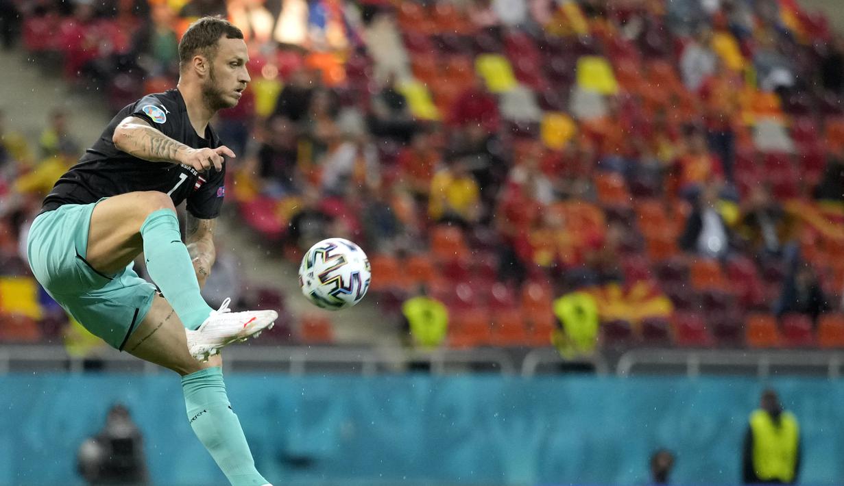 Pihak UEFA tetap akan menyeldiki kasus ini. Dalam aturan tertulis, UEFA akan memberlakukan minimal larangan 10 pertandingan untuk perilaku rasis. Jika terbukti, Arnautovic akan dilarang berlaga hingga Euro 2020 berakhir. (Foto: AP/Pool/Vadim Ghirda)