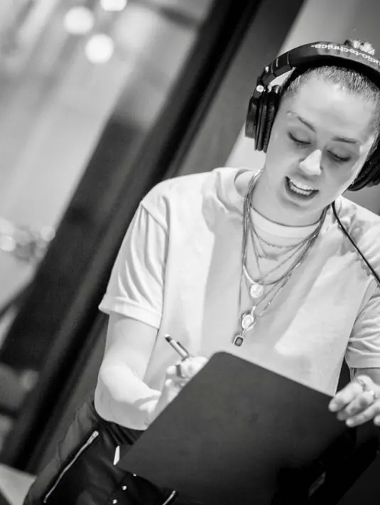 "Sesekali, kapan saja, dia (Miley ) suka menulis sebuah lagu dan berada di dekatnya benar-benar menyenangkan," tambah Elsa. (instagram/mileycyrus)