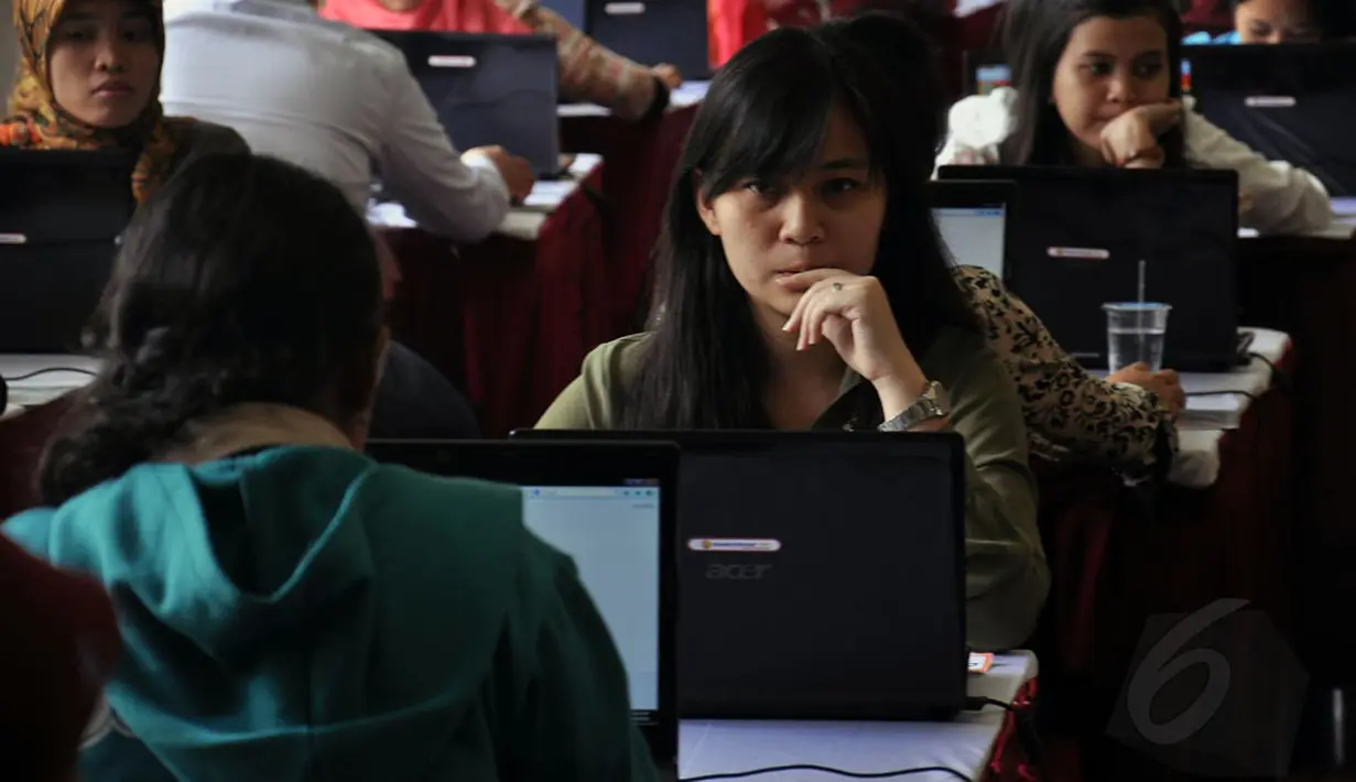 Beberapa peserta tes CPNS melakukan simulasi sistem tes seleksi CPNS berbasis on-line di Jakarta, (20/8/2014). (Liputan6.com/Miftahul Hayat)