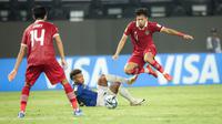 Pemain Timnas Indonesia U-17, Andre Pangestu (kanan) berebut bola dengan seorang pemain Timnas Ekuador U-17 pada laga pertama Grup A Piala Dunia U-17 di Stadion Gelora Bung Tomo, Surabaya, Jumat (10/11/2023) malam WIB. (Bola.com/Bagaskara Lazuardi)