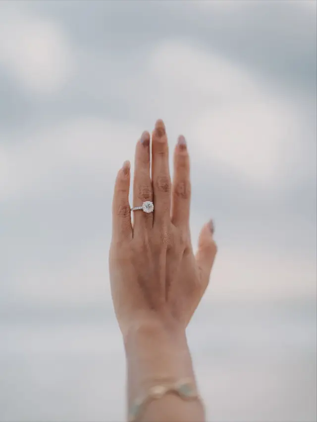 Resmi Dilamar! Sean Gelael Lamar Hana Malasan dengan Cincin Berlian di Tepi Pantai