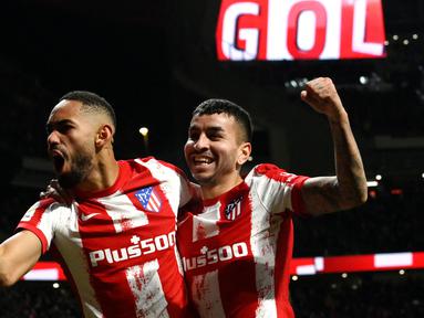 Atletico Madrid merekrut Matheus Cunha (kiri) pada musim panas 2021 lalu meski memiliki penyerang tajam seperti Luis Suarez dan Joao Felix. Ia direkrut dari  Hertha Berlin seharga 26 juta euro. Namun, penampilan pemuda 22 tahun tersebut belum maksimal. Pada musim ini, Cunha baru mencetak 5 gol dan 5 assist dari 24 pertandingan di Liga Spanyol. (AFP/Oscar Del Pozo)