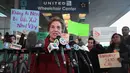 Perwakilan demonstran menyampaikan orasinya di depan terminal United Airlines terkait pengusiran penumpang di pesawat United Airlines di Bandara Internasional O'Hare, Chicago, AS, Selasa (11/4). (Scott Olson / Getty Images / AFP)