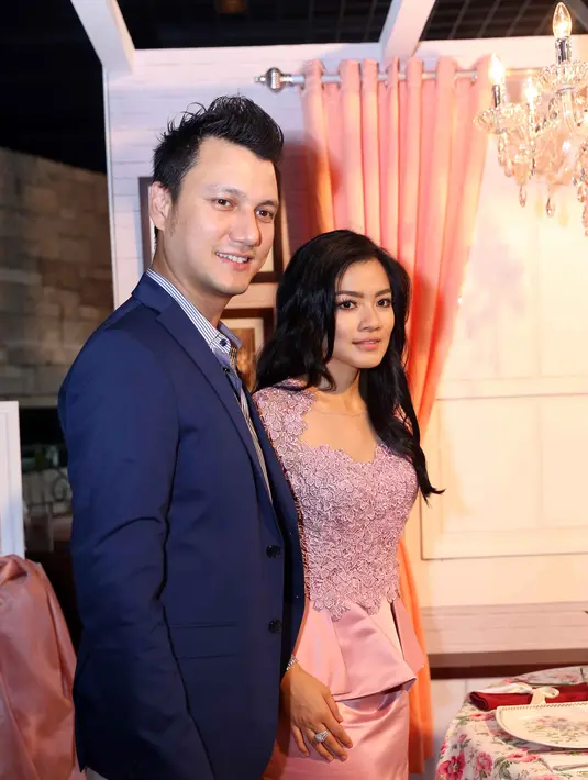 Saat merayakan hari kasih sayang nanti, pasangan yang telah dikaruniai seorang anak, Arjuna Zayan Sugiono ini, ingin lepas dari gadget. Demi merasakan keromantisan yang nyata. (Nurwahyunan/Bintang.com)