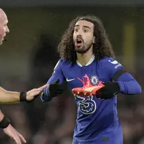 Momen tak terduga terjadi saat laga lanjutan Liga Inggris 2022/2023 antara Chelsea melawan Bournemouth di Stadion Stamford Bridge, Rabu (28/12/2022) dini hari WIB. Sepatu yang dikenakan Marc Cucurella robek setelah diinjak oleh pemain Bournemouth. (AP/Kin Cheung)