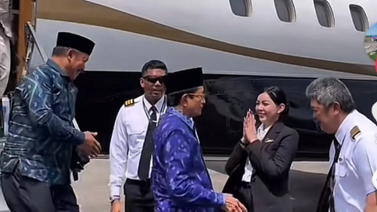 Menteri Agama Nasaruddin Umar Turun dari Pesawat Jet