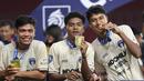 Para pemain Persita Tangerang memamerkan medali usal menjuarai ajang Elite Pro Academi kategori U-20 2024/2025 di Stadion Patriot Chandrabhaga, Bekasi pada Sabtu (22/2/2025). (Bola.com/Abdul Aziz)