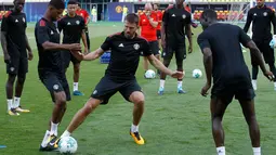 Gelandang MU, Michael Carrick berusaha merebut bola dari penyerang Marcus Rashford saat latihan di Philip II Arena di Skopje, Macedonia, (7 /8). MU akan bertanding melawan Real Madrid pada final Piala UEFA Super Cup 2017. (AP Photo / Boris Grdanoski)