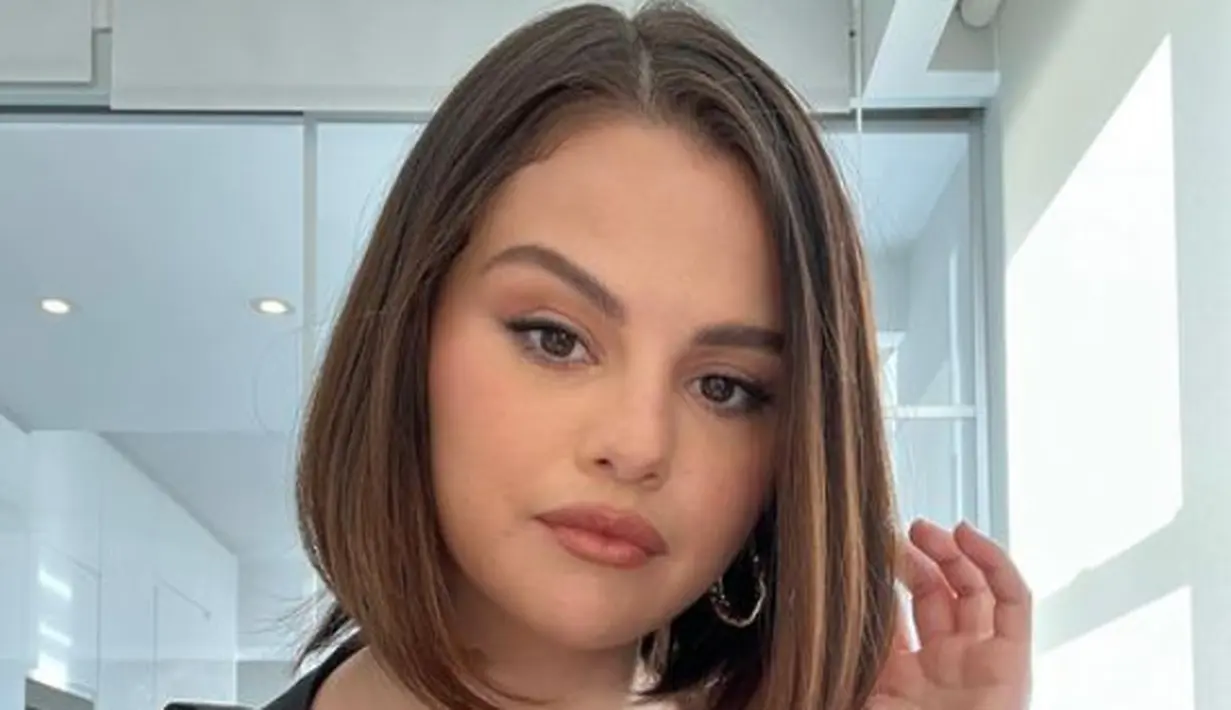 Selena Gomez terlihat dewasa dengan rambut pendek [instagram/selenagomez]