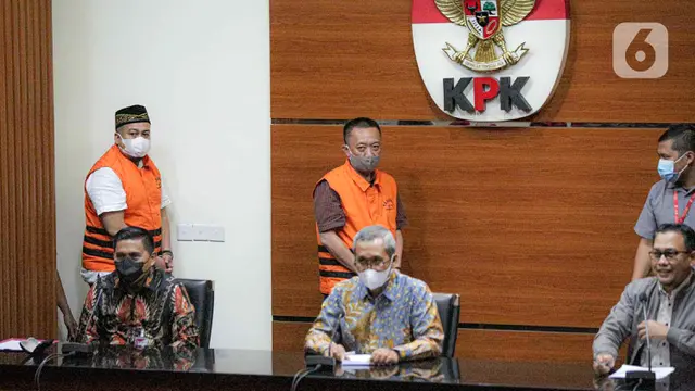 FOTO: KPK Tahan 2 Pihak Swasta Terkait Pengadaan Tanah untuk SMKN 7 Tangsel