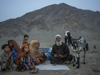 Para pengungsi Afghanistan duduk di sebuah kamp di dekat perbatasan Pakistan-Afghanistan, di Torkham, Afghanistan, Jumat, 3 November 2023. (AP Photo/Ebrahim Noroozi)