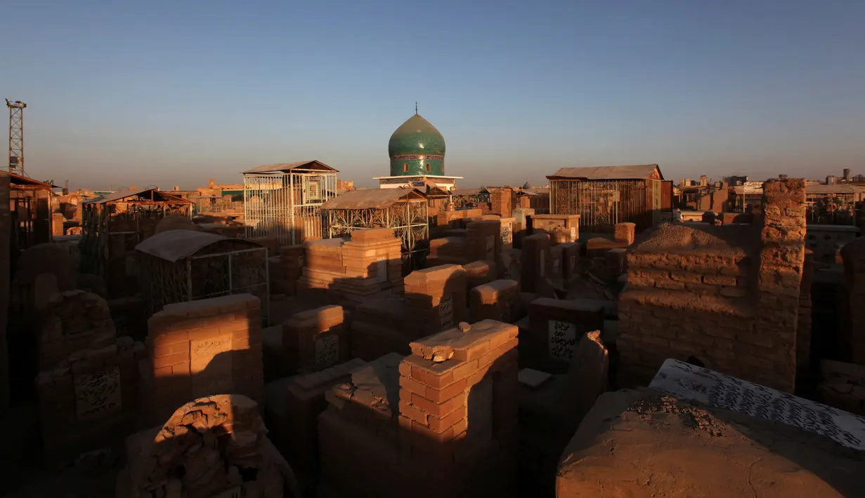 Sejumlah kuburan terlihat di komplek pemakaman Wadi al-Salam, di Najaf, selatan Baghdad, Irak, 10 Agustus 2016. Najaf adalah salah satu kota terbesar di Irak dengan populasi sekitar 600.000 orang. (REUTERS/Alaa Al-Marjani)
