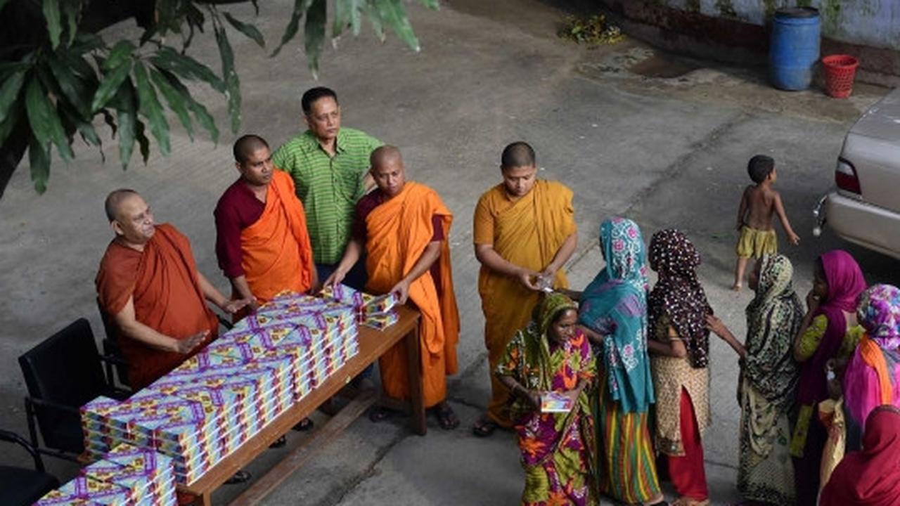 Momen langka, biksu di Bangladesh bagi-bagi takjil ke muslim