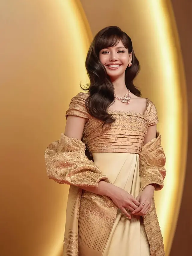 Bak Princess Thailand, Lisa BLACKPINK Tampil Glowing dengan Makeup Gold