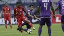 Striker Kalteng Putra, Wusodo Budi, berusaha mempertahankan bola saat melawan Persita Tangerang pada laga Liga 2 di Stadion Pakansari, Jawa Barat, Selasa (4/12). Kalteng menang 2-0 atas Persita. (Bola.com/M. Iqbal Ichsan)