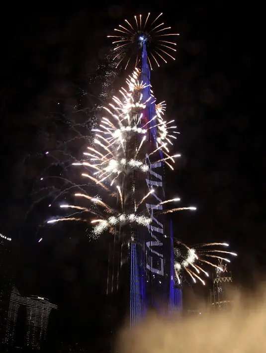 Kembang api menerangi menara Burj Khalifa pada malam Tahun Baru di Dubai, Uni Emirat Arab, 31 Desember 2021. Burj Khalifa menyambut Tahun Baru 2022 dengan pesta kembang api yang menakjubkan. (KARIM SAHIB/AFP)