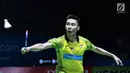 Tunggal putra Malaysia, Lee Chong Wei mengembalikan kok ke pebulu tangkis Hong Kong, Ng Ka Long Angus pada 32 besar Indonesia Open 2018, Istora GBK, Jakarta, Rabu (4/7). Lee Chong Wei unggul 21-15, 18-21, 21-10. (Liputan6.com/Helmi Fithriansyah)