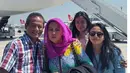 Keceriaan Amel Carla dan keluarga tiba-tiba berubah menjadi tegang. Hal itu, lantaran saat perjalanan pulang pulang ke Indonesia, pesawat transit di Turki dan baru saja terjadi Kudeta Militer di Turki. (Instagram/amelcarla)