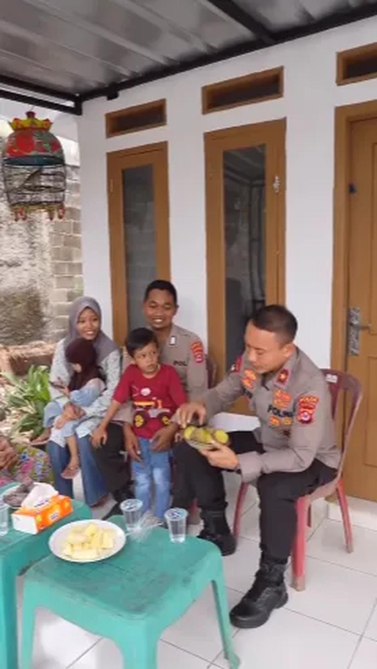 "Saya disuguhi singkong langsung dari kebun pak Eko. Mantap, sehat sekali ini," ungkap Sabilul.