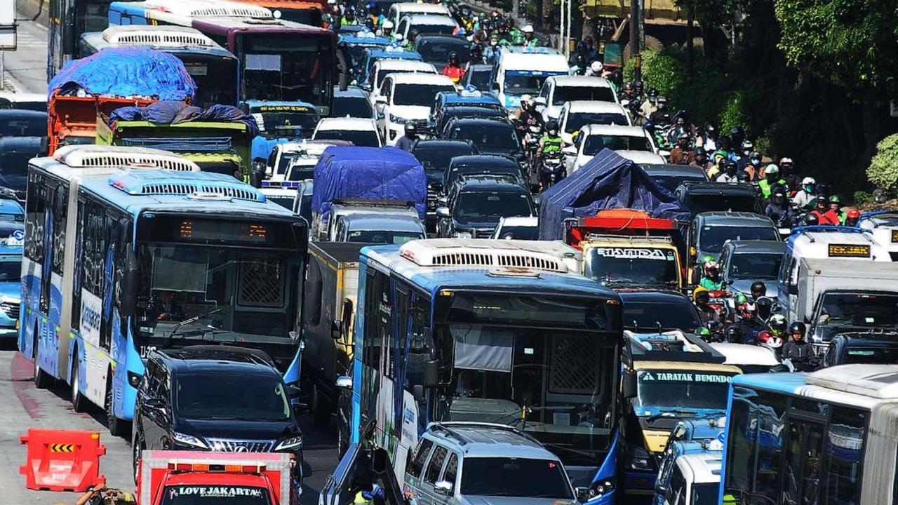 FOTO: Material Sisa Kecelakaan Dump Truk yang Bikin Macet Parah Jalan Gatot Subroto Dibersihkan Petugas