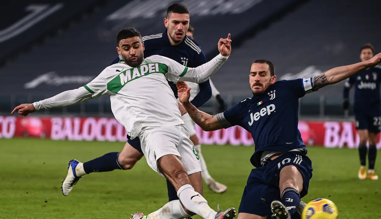 Striker Sassuolo, Gregoire Defrel (kiri) melepaskan tendangan yang berbuah gol penyeimbang 1-1 ke gawang Juventus dalam laga lanjutan Liga Italia Serie A 2020/21 pekan ke-17 di Juventus Stadium, Minggu (10/1/2021). Sassuolo kalah 1-3 dari Juventus. (AFP/Marco Bertorello)