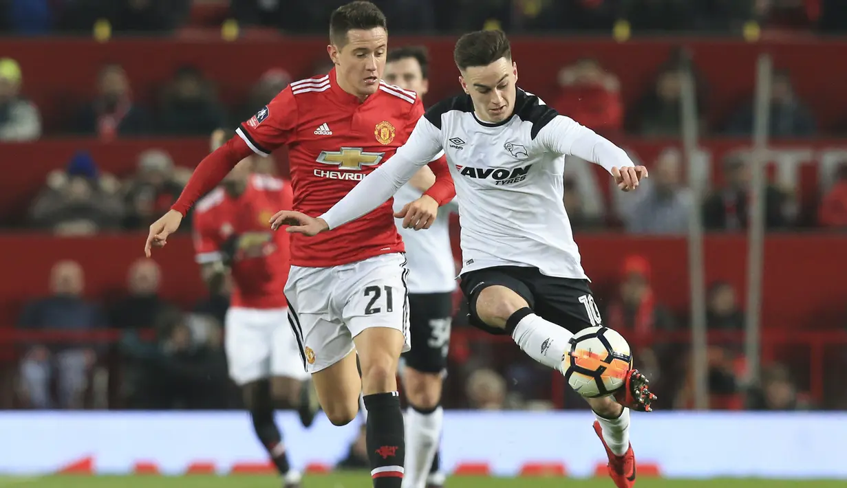 Pemain Derby County, Tom Lawrence (kanan) mencoba melewati adangan pemain Manchester United, Ander Herrera pada laga PIala FA di Old Trafford, Manchester, (5/1/2018). Manchester United menang 2-0. (AFP/Lindsey Parnaby)