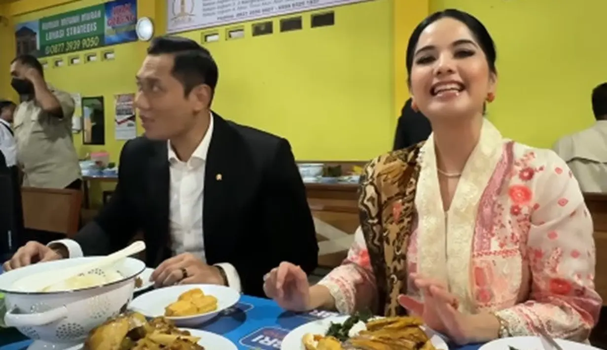 Atasan kebaya berwarna kuning pastel dengan bordir floral yang cantik dari benang merah tampak sangat pas membalut tubuh Annisa Pohan. [Foto: Instagram/annisayudhoyono]
