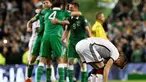 Pemain Jerman Marco Reus (kanan) tertunduk usai timnya kebobolan gol pada lanjutan Kualifikasi Piala Eropa 2016 Grup D, antara Jerman vs Republik Irlandia di Sation Aviva, Dublin, Kamis (8/10/2015). Jerman menyerah 0-1. (AFP Photo / Tobias Schwarz)