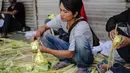 Pedagang menata kulit ketupat dagangannya di sebuah pasar kawasan Ciracas, Jakarta, Kamis (16/7/2015). Menjelang Lebaran, warga mulai ramai membeli kulit ketupat. (Liputan6.com/Faizal Fanani)
