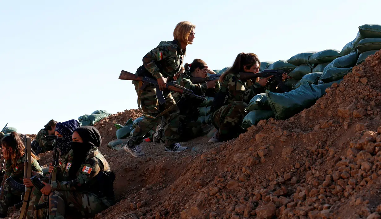 Sejumlah pejuang wanita Iran-Kurdi bersiap dengan posisi masing-masing saat pertempuran melawan kelompok radikal Negara Islam (ISIS) di Bashiqa, dekat Mosul, Irak, Kamis (3/11). (Reuters/Ahmed Jadallah)