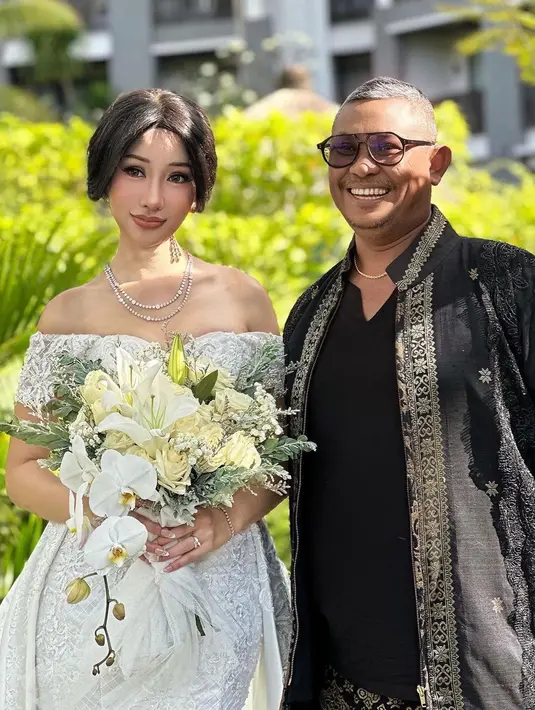 Aksen train bikin gaun sabrina Lucinta Luna terlihat lebih bervolume [@alan.luna16]