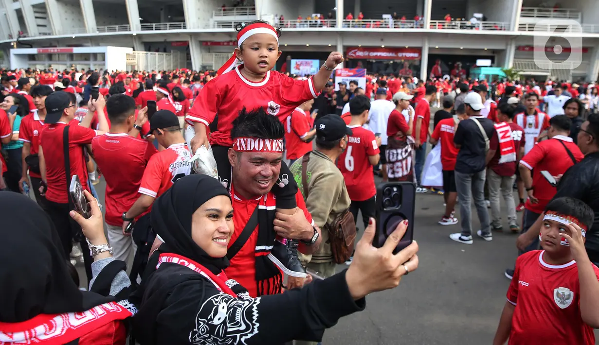 Para suporter optimis timnas Indonesia akan mampu mengimbangi permainan Australia. (Liputan6.com/Angga Yuniar)