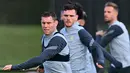 Gelandang Liverpool, James Milner melakukan pemanasan selama sesi latihan di pusat pelatihan Axa di Kirkby, Liverpool, Inggris (27/9/2021). Liverpool akan bertanding melawan Porto pada grup B Liga Champions di Estadio do Dragao. (AFP/Paul Ellis)