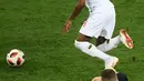 Penyerang Kroasia, Ante Rebic berebut bola dengan bek timnas Inggris, Danny Rose pada babak semifinal Piala Dunia 2018 di Stadion Luzhniki, Rabu (11/7). Rose menyita perhatian lantaran mengenakan kaus kaki yang berlubang. (AFP/ Jewel SAMAD)