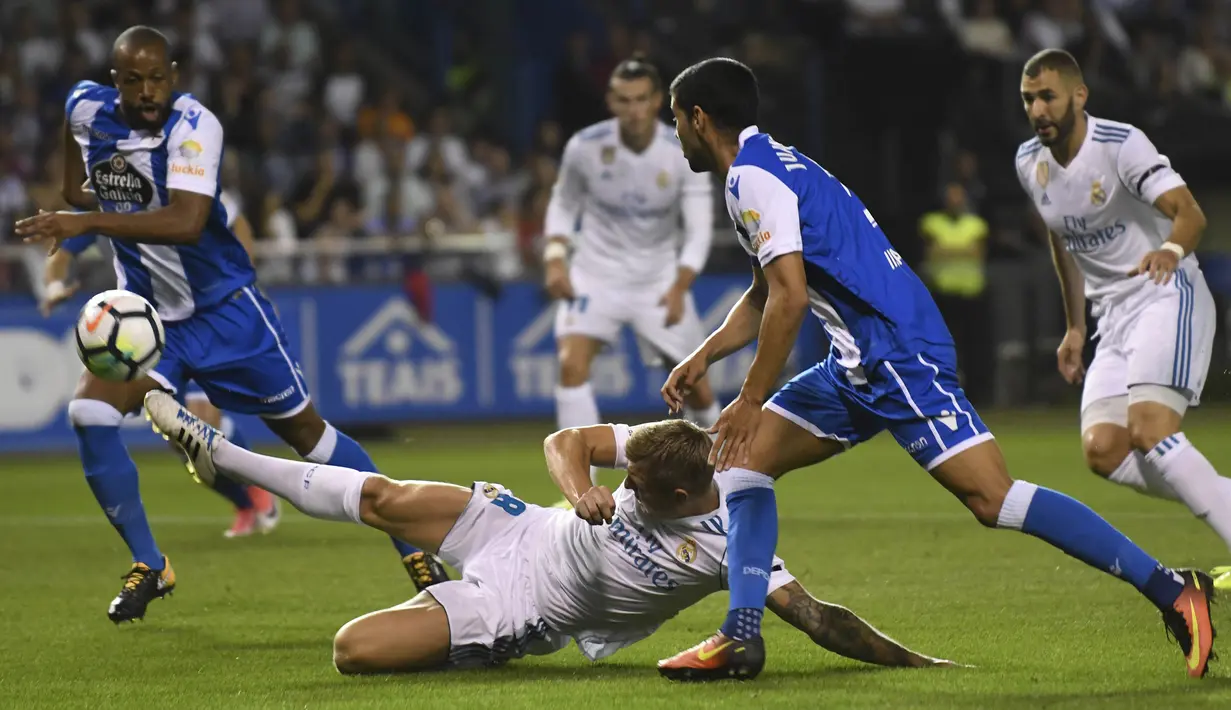 Gelandang Real Madrid, Toni Kroos, berusaha menendang bola saat pertandingan melawan Deportivo La Coruna pada laga La Liga di Stadion Riazor, Senin (21/8/2017). Real Madrid menang 3-0 atas Deportivo La Coruna. (AFP/Miguel Riopa)